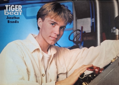 1995-11-TigerBeat-JonathanBrandis_28729.jpg